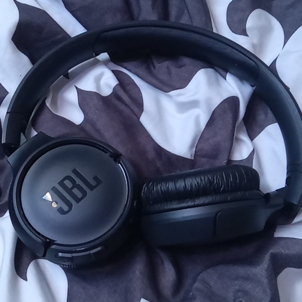 Jbl head phones Bluetooth 2023 model